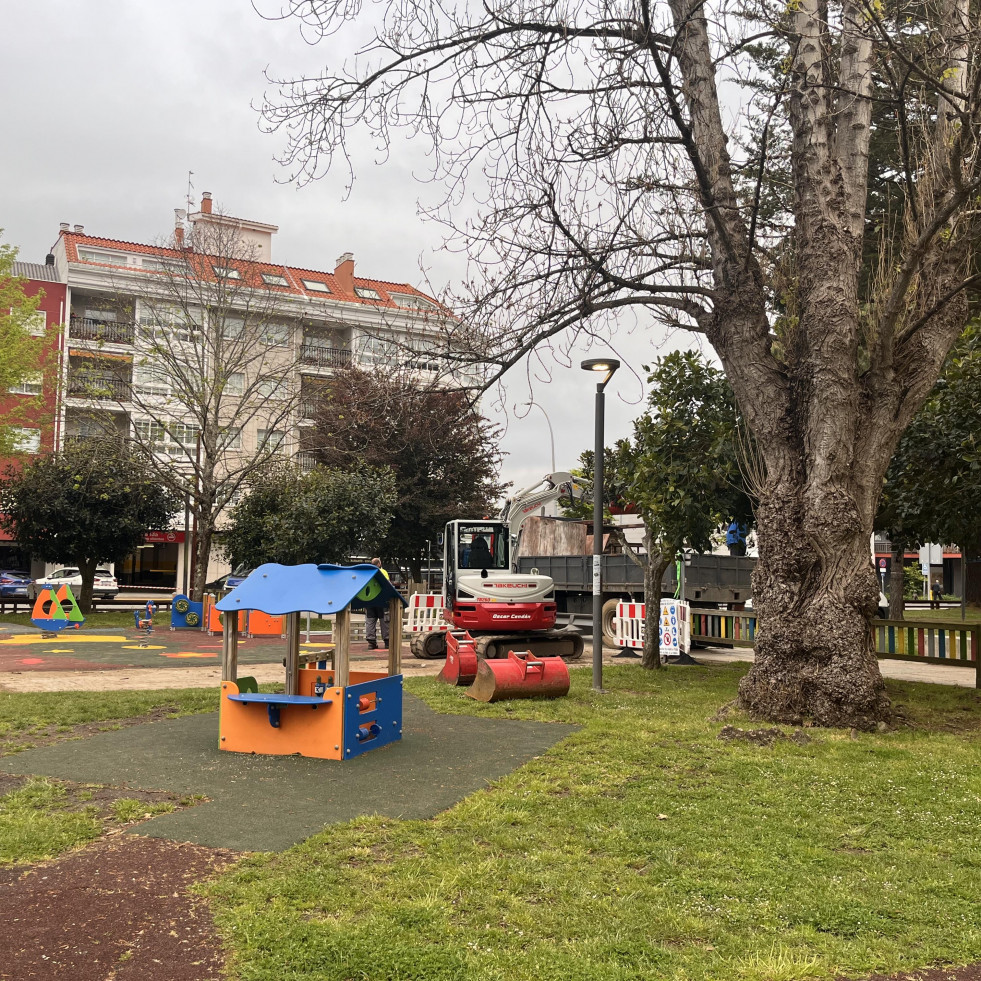 Tres nuevos juegos para el parque infantil de Rosalía de Castro, en el municipio aresano
