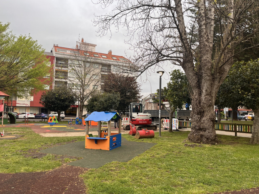Tres nuevos juegos para el parque infantil de Rosalía de Castro, en el municipio aresano