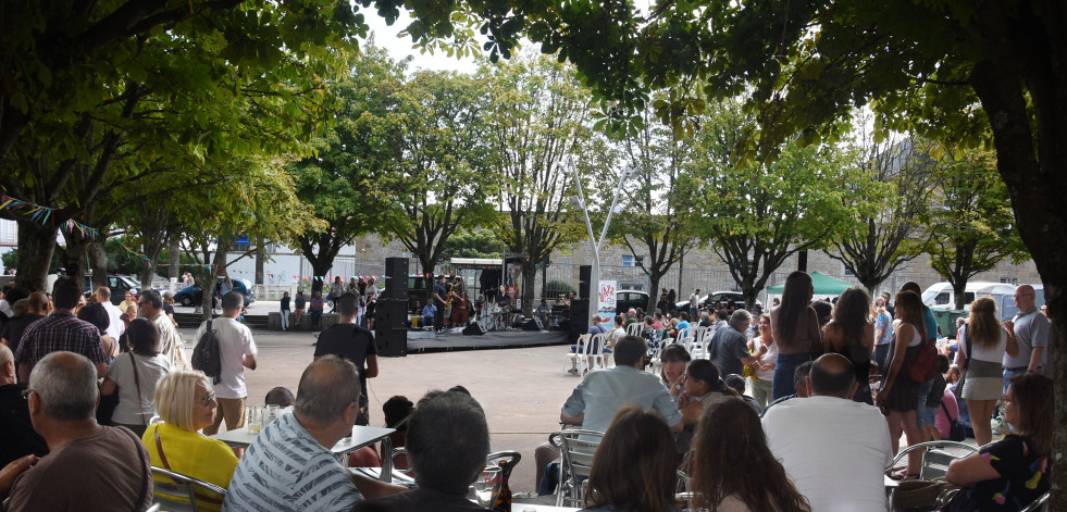 La Praza Vella acoge este sábado 26 de abril un mercadillo de segunda mano para revitalizar la zona