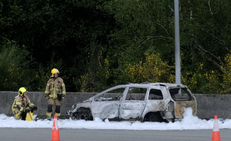 El GES de Mugardos y los Bombeiros do Eume extinguen un coche ardiendo en la AP-9
