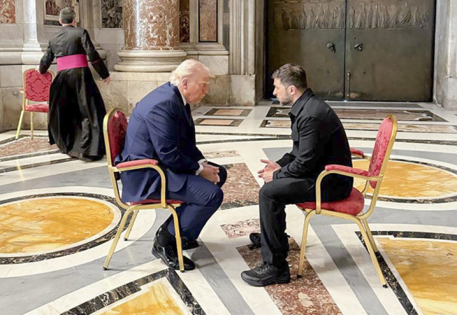 El Vaticano 'sienta' a hablar a Trump y Zelenski en el funeral de Francisco
