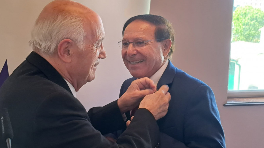 Manuel Pérez recibe la insignia de oro de la organización que preside, IEN por Europa