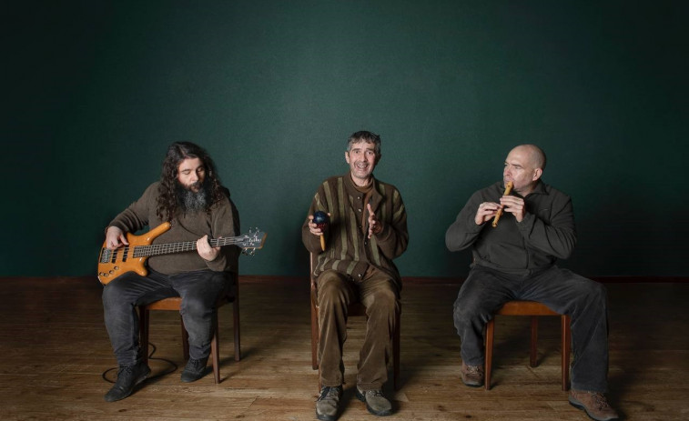 Arroás presenta su folk creativo en el primer disco que exhibirá en Canido