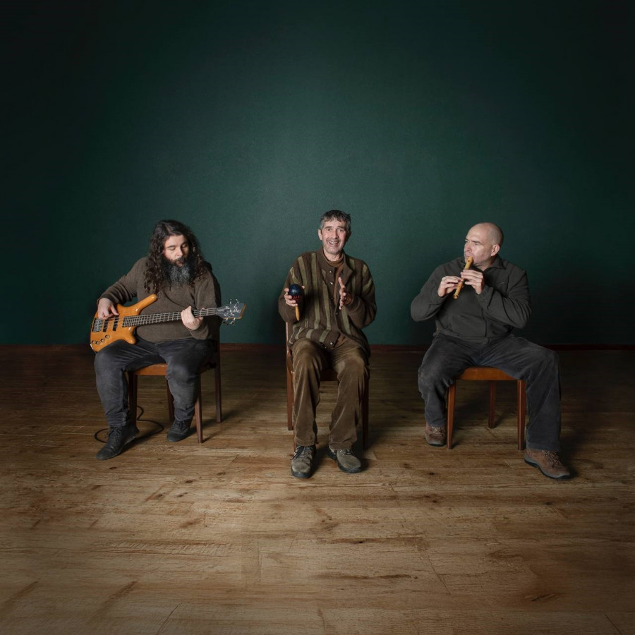 Arroás presenta su folk creativo en el primer disco que exhibirá en Canido
