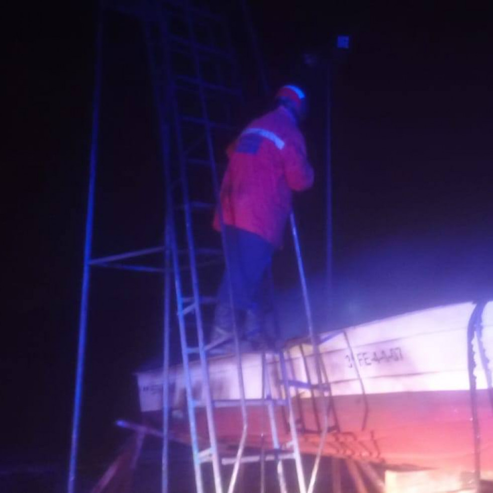 Una lancha en llamas en Cedeira moviliza a los servicios de emergencias