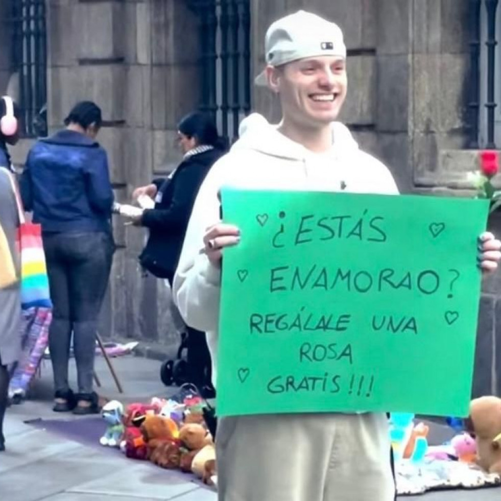 El miniconcierto en plena calle Real de A Coruña del cantante naronés LODE