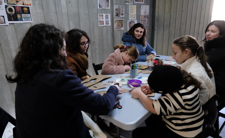 Unha actividade polo Día da Nai en Caldoval anima a achegarse ás bonecas romanas e a recrealas