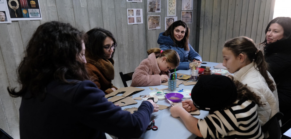 Unha actividade polo Día da Nai en Caldoval anima a achegarse ás bonecas romanas e a recrealas