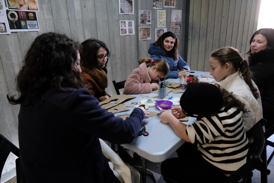 Unha actividade polo Día da Nai en Caldoval anima a achegarse ás bonecas romanas e a recrealas