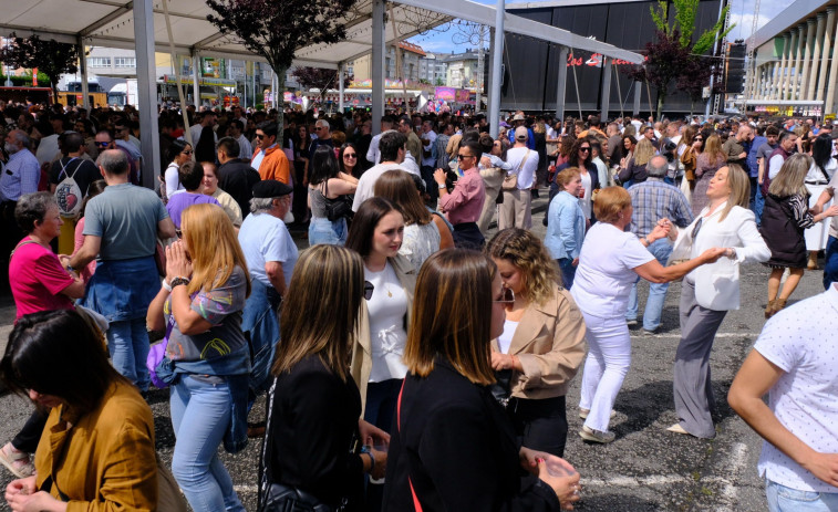Con lluvia o sin ella, las fiestas de O Alto, en Narón, atraen a multitud de personas los dos primeros días