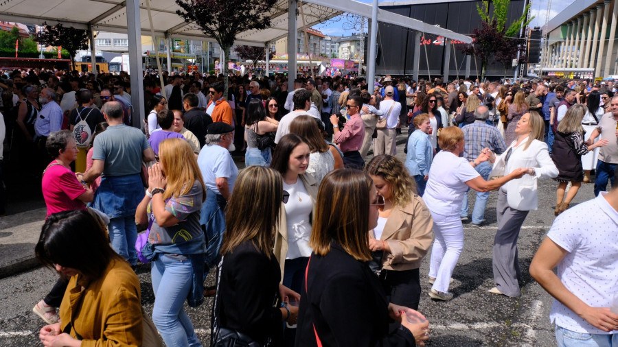 Con lluvia o sin ella, las fiestas de O Alto, en Narón, atraen a multitud de personas los dos primeros días