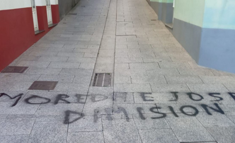 Cedeira llevará al juzgado las pintadas que han aparecido pidiendo la dimisión del alcalde