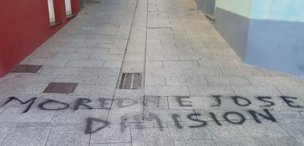 Cedeira llevará al juzgado las pintadas que han aparecido pidiendo la dimisión del alcalde
