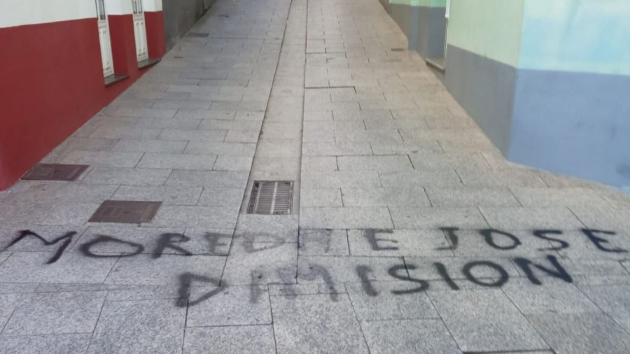 Cedeira llevará al juzgado las pintadas que han aparecido pidiendo la dimisión del alcalde