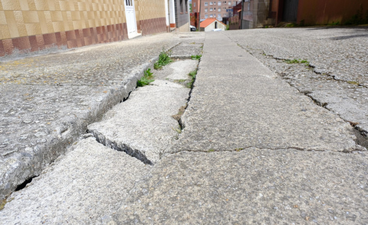 Vecinos de Mugardos denuncian el mal estado de la carretera de la Travesía do Apelón