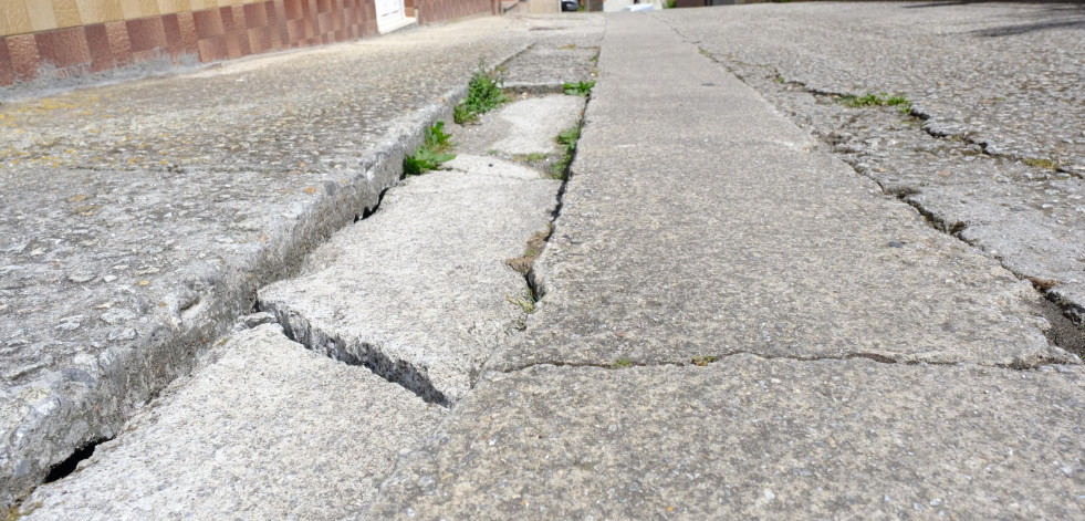 Vecinos de Mugardos denuncian el mal estado de la carretera de la Travesía do Apelón