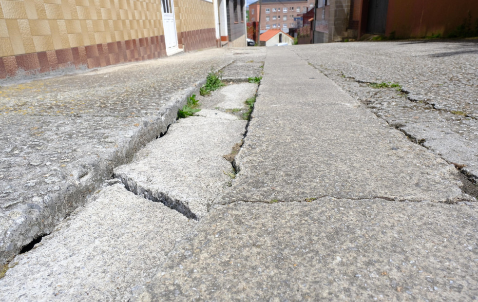 Vecinos de Mugardos denuncian el mal estado de la carretera de la Travesía do Apelón