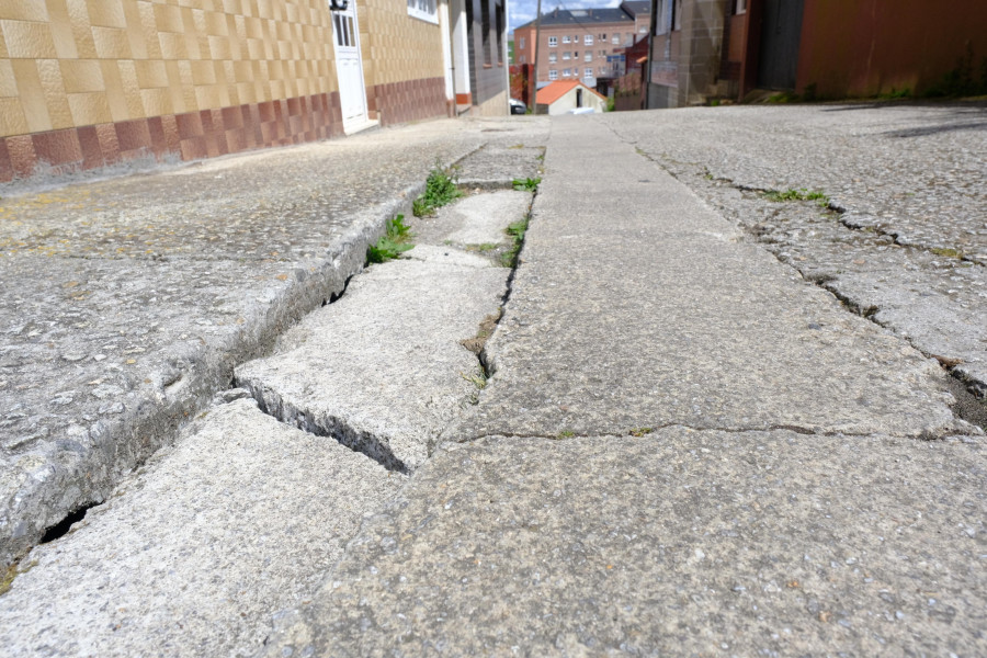 Vecinos de Mugardos denuncian el mal estado de la carretera de la Travesía do Apelón