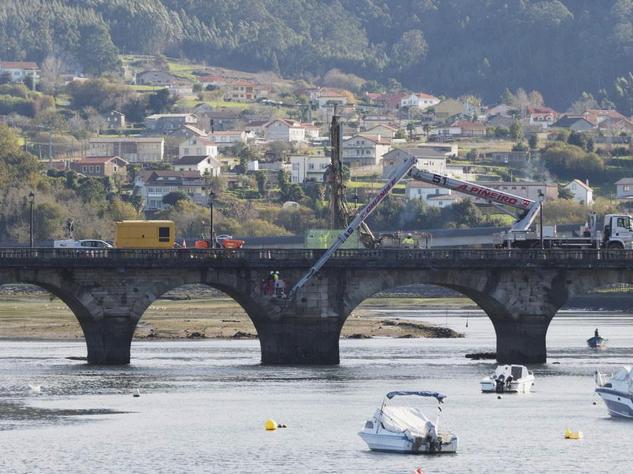 Obras en el puente de Pontedeume