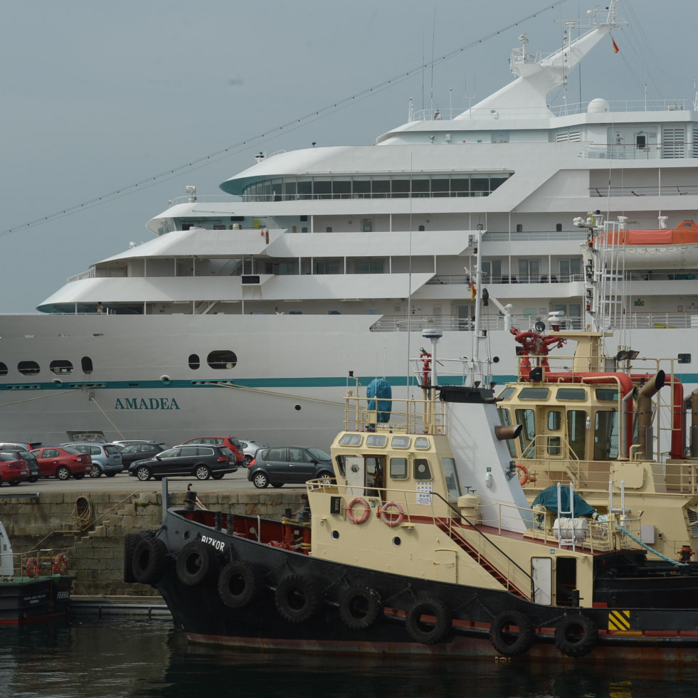 El primero de los ocho cruceros de mayo atraca hoy en el muelle de Curuxeiras