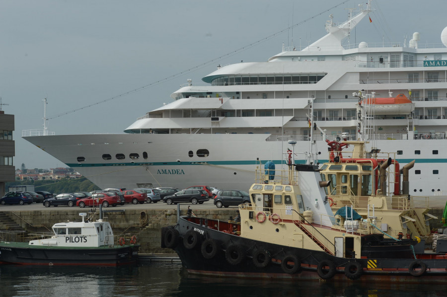 El primero de los ocho cruceros de mayo atraca hoy en el muelle de Curuxeiras