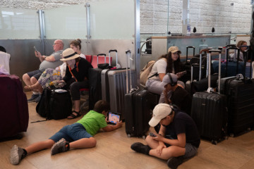 PasajerosesperandoenelaeropuertodeTelAvivEP