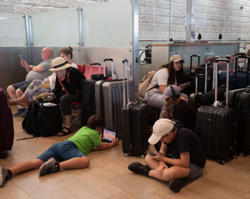 PasajerosesperandoenelaeropuertodeTelAvivEP