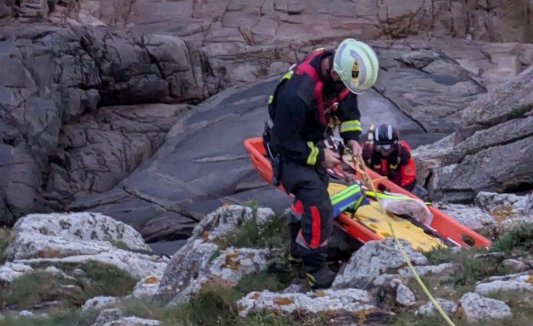 Rescatan a un pescador que se cayó a las rocas en Prioriño