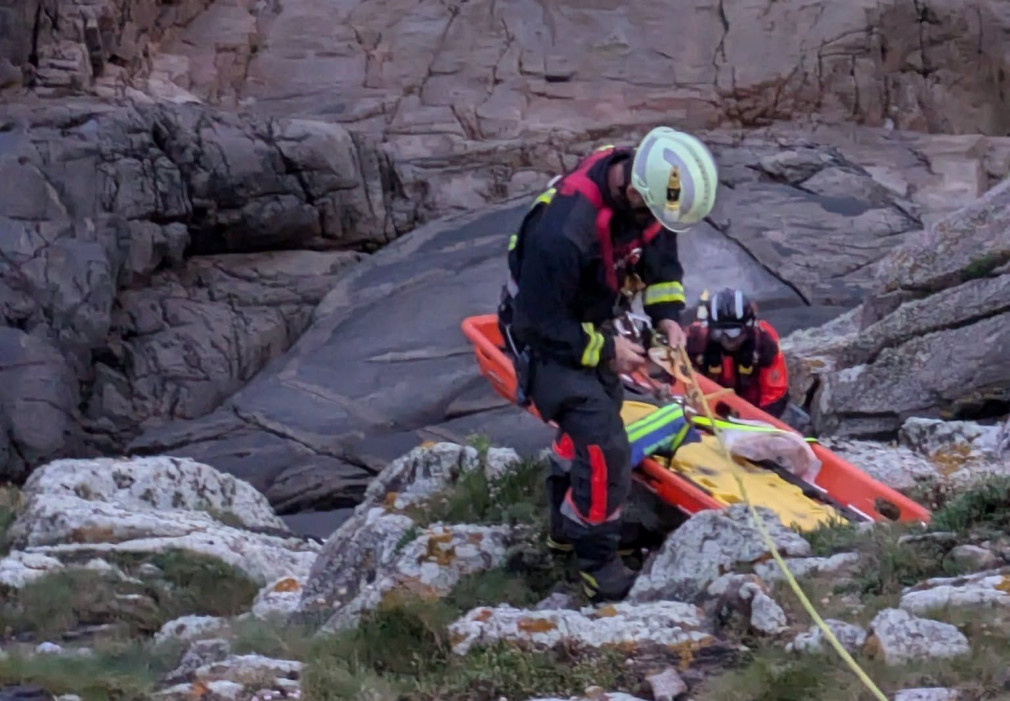 Rescatan a un pescador que se cayó a las rocas en Prioriño
