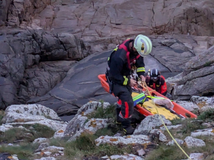 Rescatan a un pescador que se cayó a las rocas en Prioriño