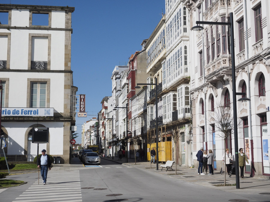 La calle de la Iglesia, la más moderna de Ferrol, mezcla nuevas aperturas con comercio tradicional