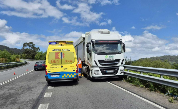 La indisposición de un camionero al volante provoca una salida de vía en Cabanas
