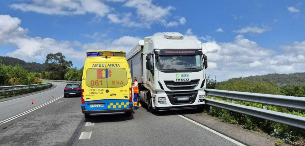 La indisposición de un camionero al volante provoca una salida de vía en Cabanas