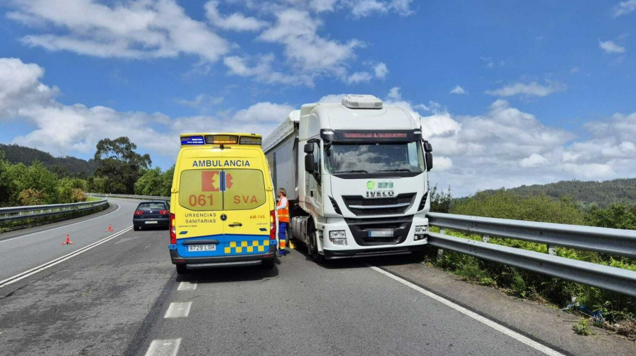 La indisposición de un camionero al volante provoca una salida de vía en Cabanas