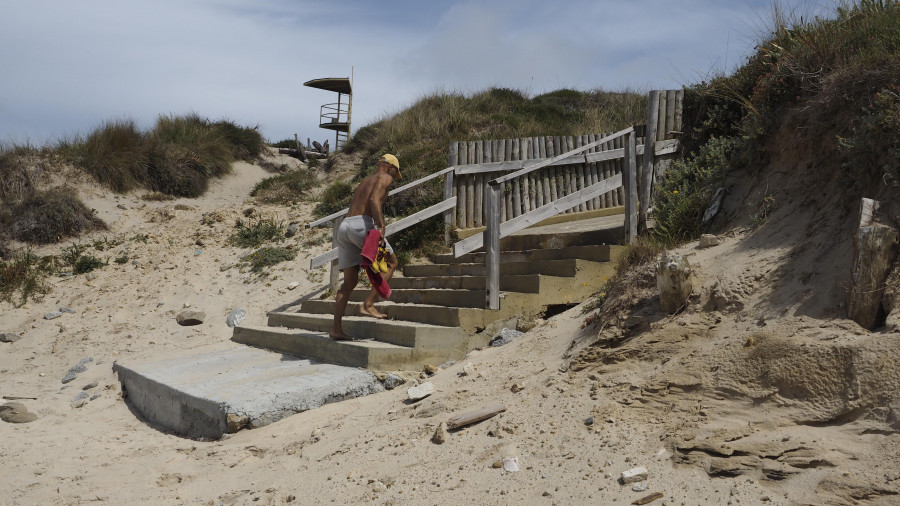 La playa de Esmelle tendrá un paso de servidumbre para acceder a la zona central