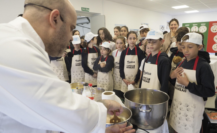 El “Capitán Mareas” llega a Ferrol para animar al consumo de producto del mar