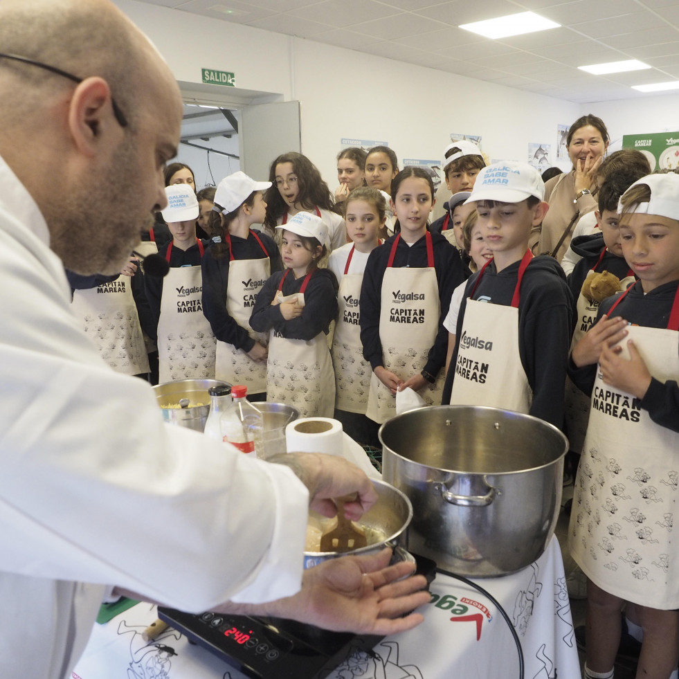 El “Capitán Mareas” llega a Ferrol para animar al consumo de producto del mar