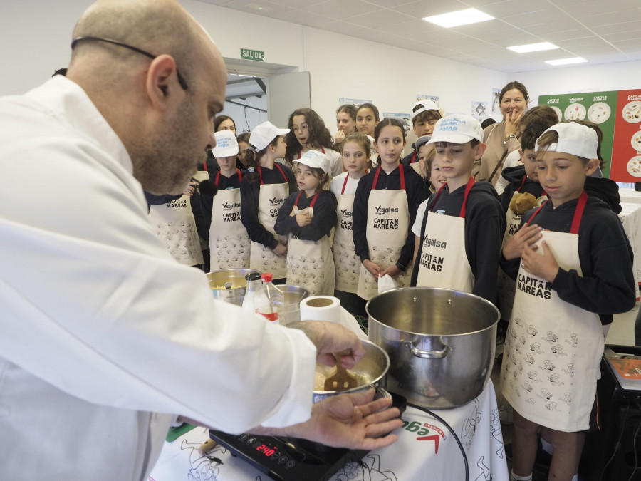 El “Capitán Mareas” llega a Ferrol para animar al consumo de producto del mar