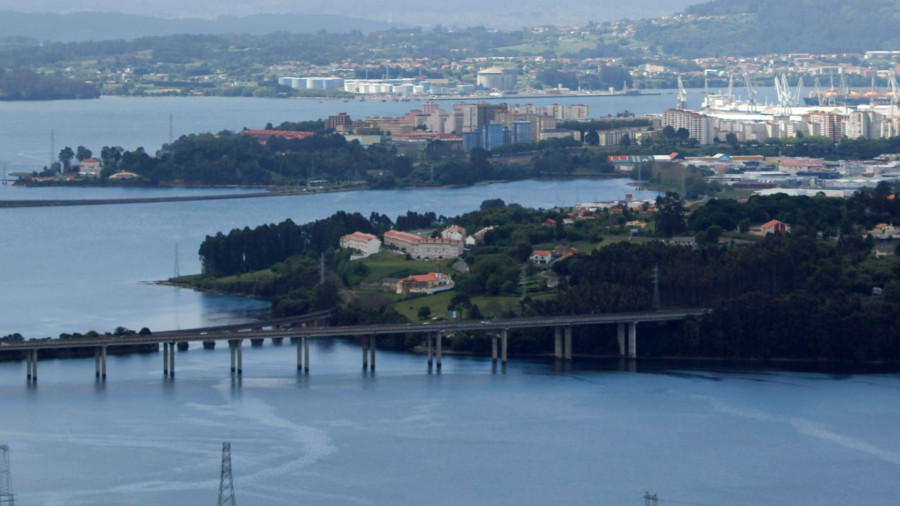 El despiste de dos hombres, a punto de cruzar la ría de Ferrol a pie por la AP-9, moviliza a la Guardia Civil de Tráfico