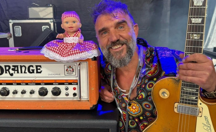El grupo Heredeiros da Crus se lleva de gira a la muñeca solidaria que se customiza en Ferrol