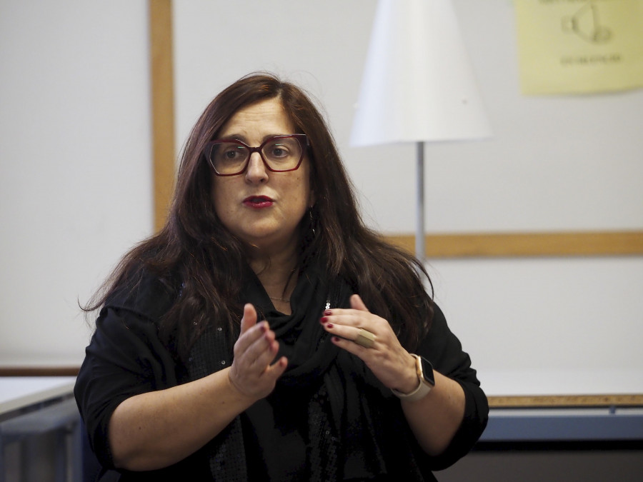 Arantza Portabales presenta “Asasinato na casa rosa” en la Central Librera de Dolores