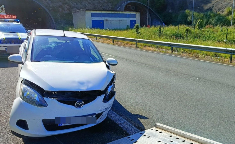 Un reventón en plena marcha provoca una salida de vía en Pontedeume