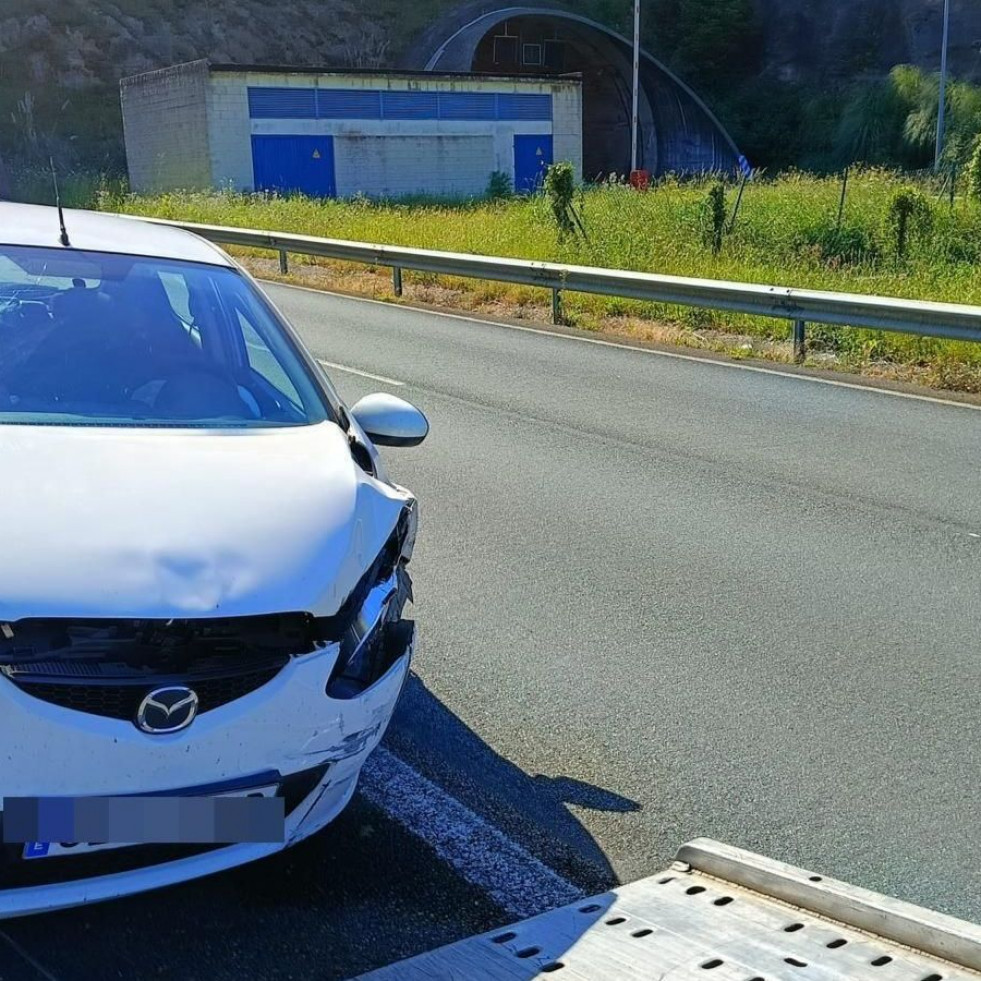 Un reventón en plena marcha provoca una salida de vía en Pontedeume
