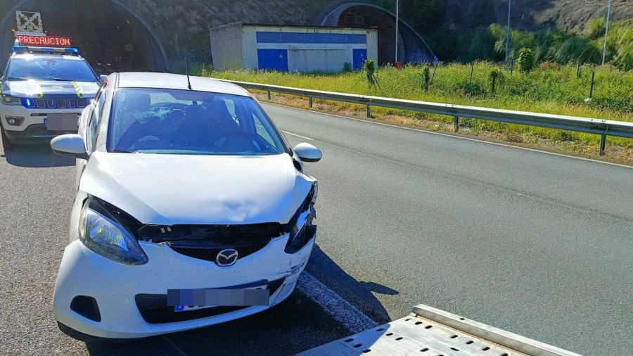 Un reventón en plena marcha provoca una salida de vía en Pontedeume