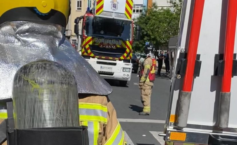Un incendio en la cocina de una vivienda del Ensanche se salda con una persona herida leve