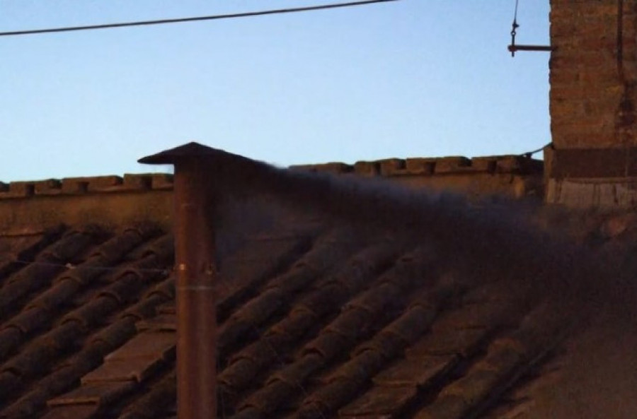 Esa hipnótica chimenea vaticana