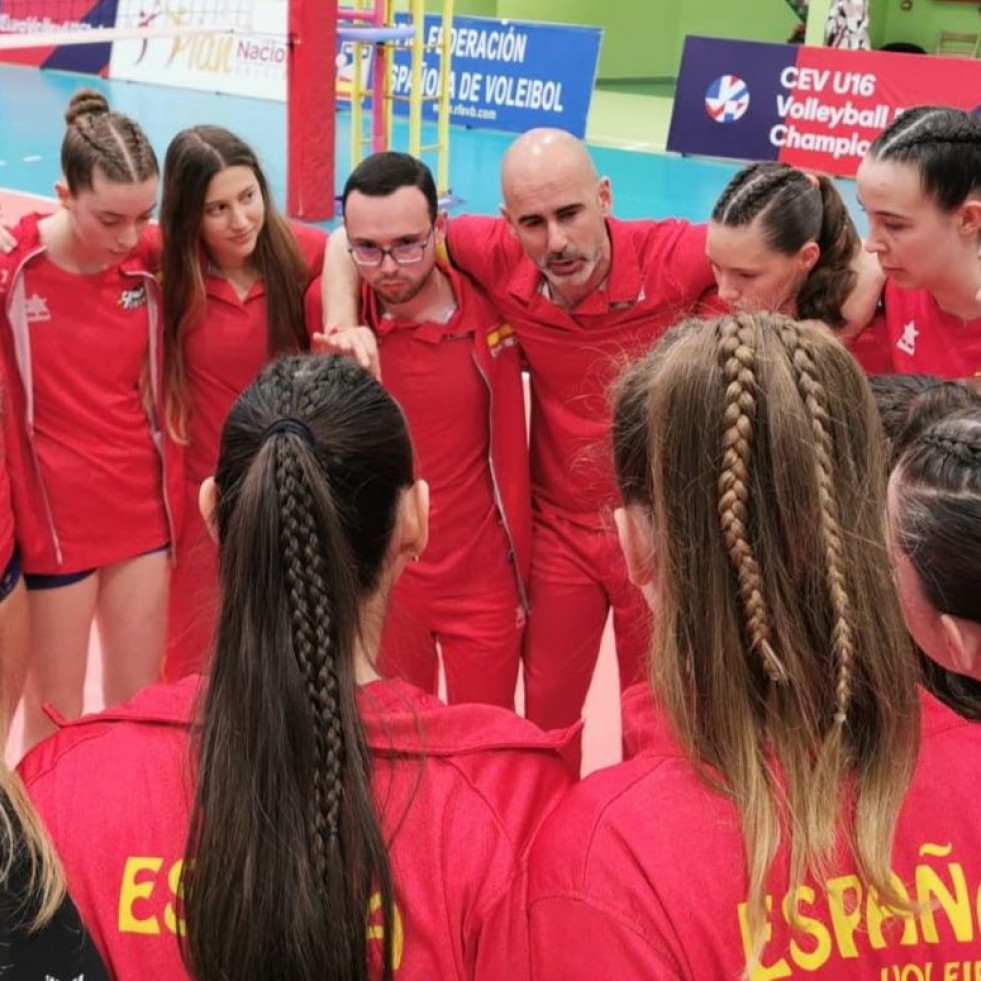 Charly Suárez, técnico del Aldebarán: el “friki” que trae el voleibol internacional a San Sadurniño