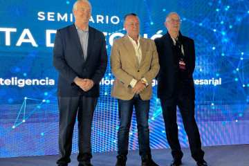 Fulton Armstrong, a la izquierda, junto a Venancio Salcines, posa en Sober
