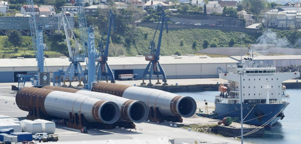 El Puerto de Ferrol comienza la primera operación de descarga de monopiles