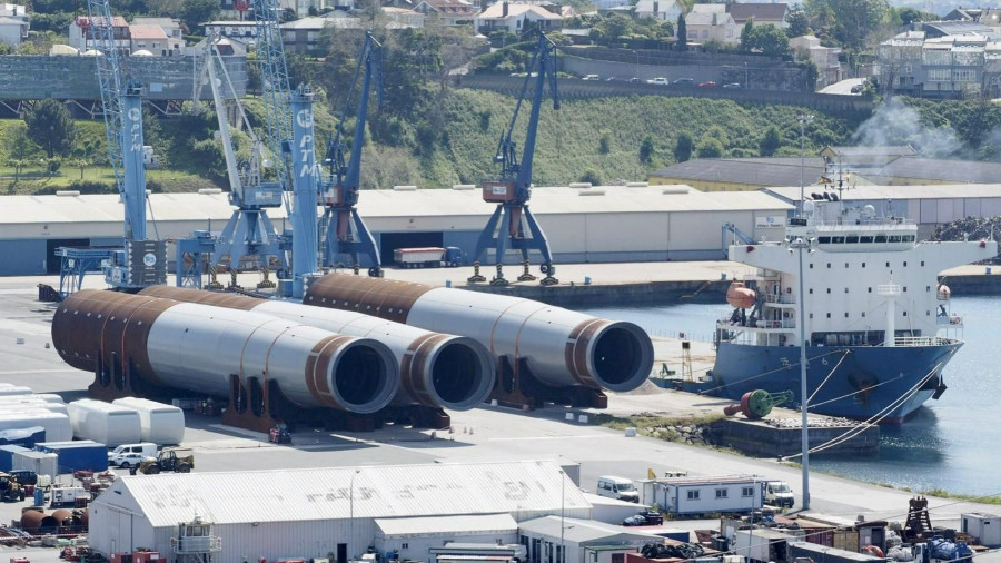 El Puerto de Ferrol comienza la primera operación de descarga de monopiles